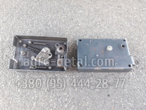 Замок 150М.45.015 двери каркасной кабины правый тракторов Т-17221,Т-17021